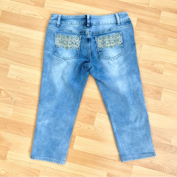 NYC GAL’S Denim Embroidered Capris Women’s Size 8 - Picture 3 of 10